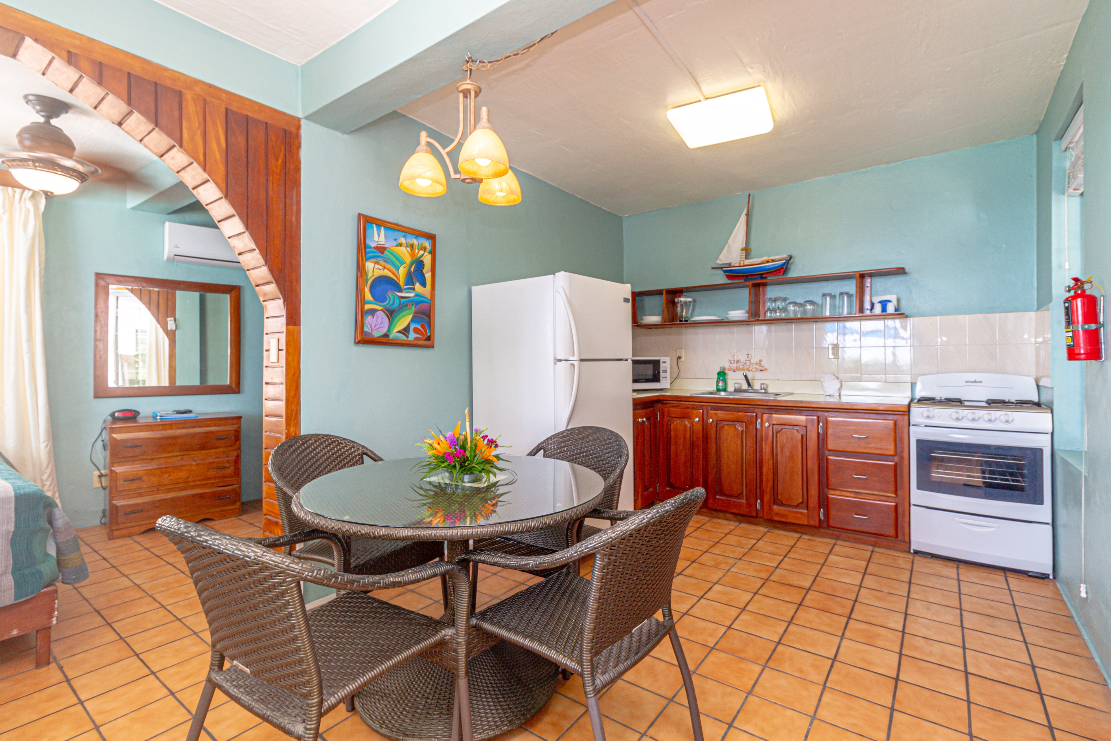 Fully equipped kitchen and dining table with 4 chairs